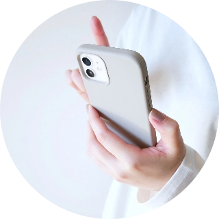 スマートフォンを使用している写真