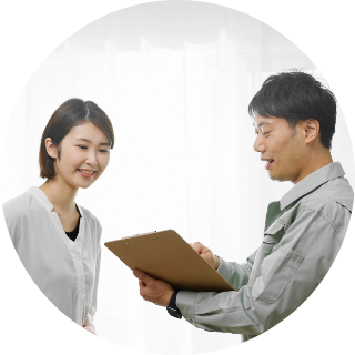 業者がお客様に説明している写真