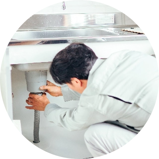 配管を確認している写真